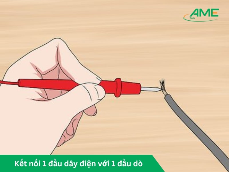 Kết nối 1 đầu dây điện với 1 đầu dò của đồng hồ vạn năng