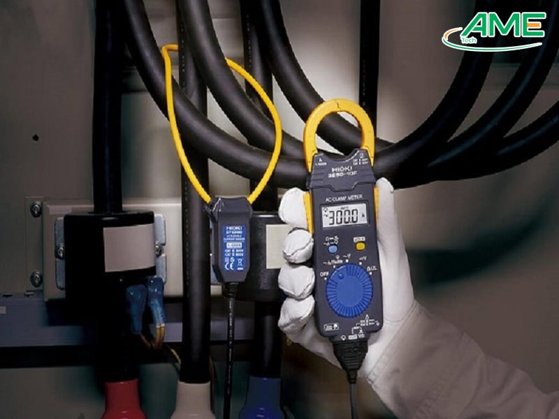 Chọn ampe kìm có phạm vi kiểm tra dòng rò tối thiểu là 10mA. Và điều chỉnh ampe kìm về mức thang đo công suất
